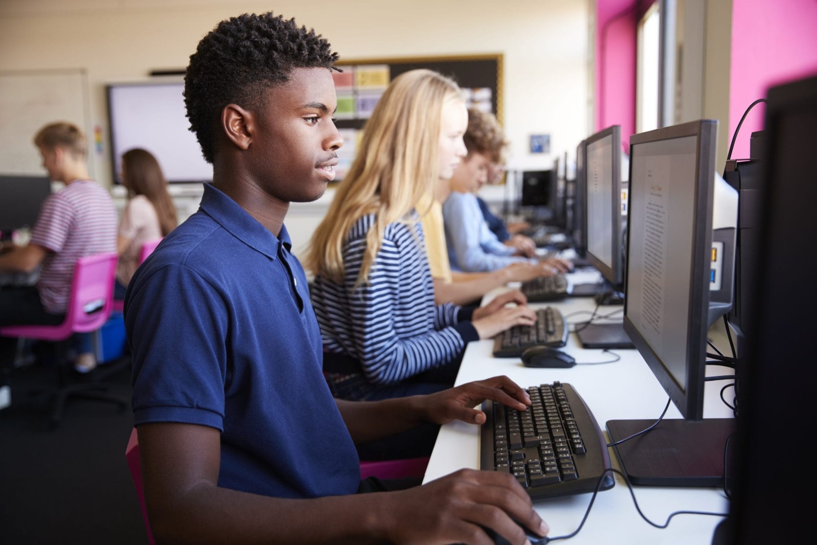 line-of-teenage-high-school-students-studying-in-c-YXBRUA5-scaled